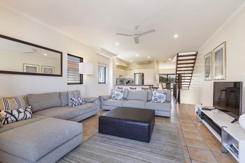Wake Up To Ocean Views In Stylish Comfort - Tourism Brisbane 1
