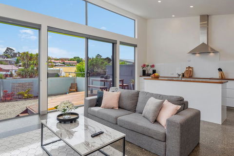 Walk To Salamanca, Queens Cottage LUX 3bdm Queens Cottage - Tourism Brisbane 0