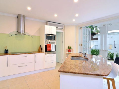 Walk To The Ocean In Five Minutes - Tourism Brisbane 0