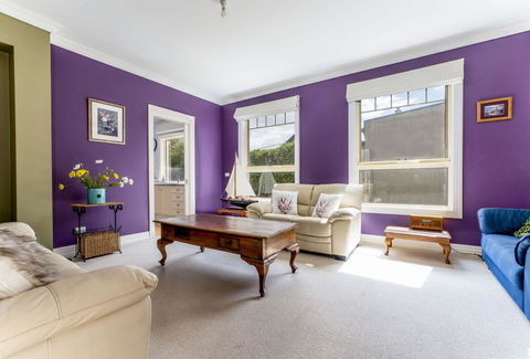 WALKIN ON SUNSHINE - STROLL TO BEACH BREAK - Tourism Brisbane 3