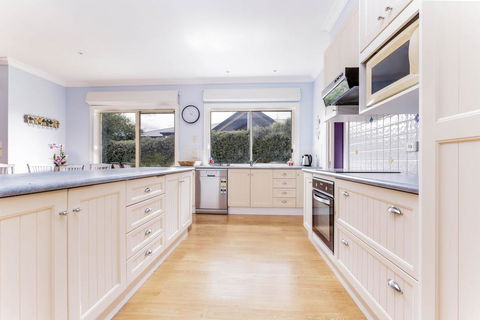 WALKIN ON SUNSHINE - STROLL TO BEACH BREAK - Tourism Brisbane 2