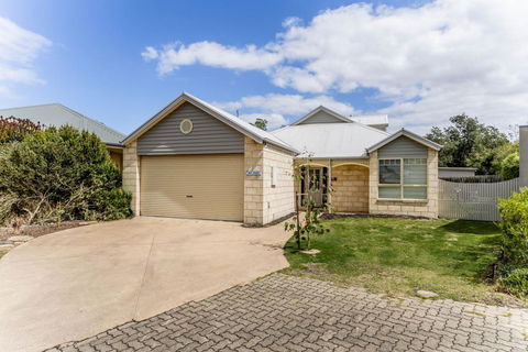 WALKIN ON SUNSHINE - STROLL TO BEACH BREAK - Tourism Brisbane 0