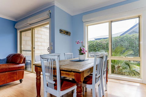 WALKIN ON SUNSHINE - STROLL TO BEACH BREAK - Tourism Brisbane 1