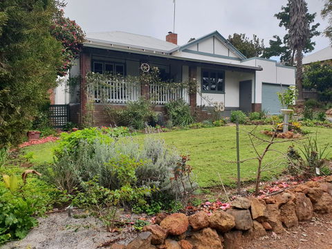 Walnut Cottage - 2 Bedroom Pet Friendly Country Cottage - Tourism Brisbane 0