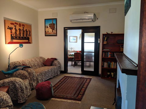 Walnut Cottage - 2 Bedroom Pet Friendly Country Cottage - Tourism Brisbane 3