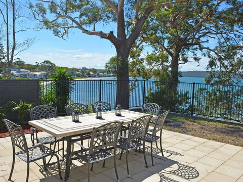 Wanda Magic' 19 Randall Drive - Beautiful Water Front House - Tourism Brisbane 2