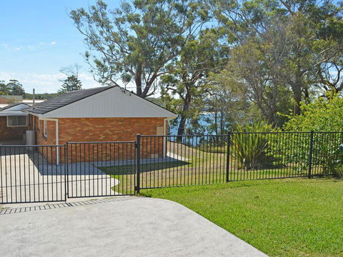 Wanda Magic' 19 Randall Drive - Beautiful Water Front House - Tourism Brisbane 0