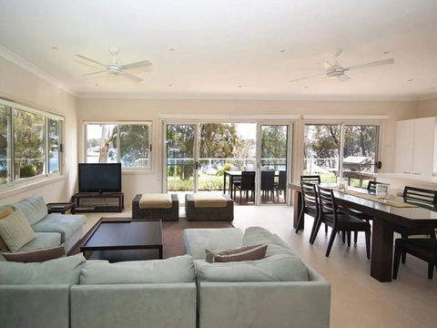 Wangi Lakehouse - Renovated Lake Macquarie Lakefront Location - Tourism Brisbane 0