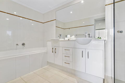 Waterfront Resort Living With Space For The Family - Tourism Brisbane 2