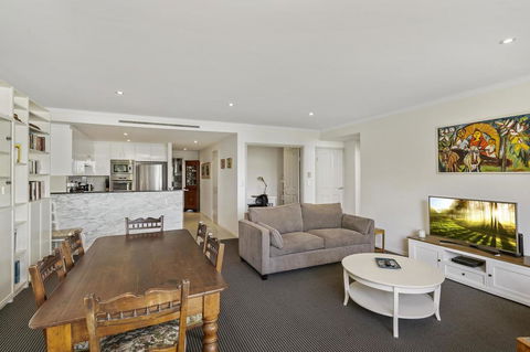 Waterfront Resort Living With Space For The Family - Tourism Brisbane 3