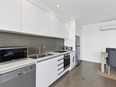 WATERFRONT SEVEN - In The Heart Of Lorne - Brisbane 4u 1