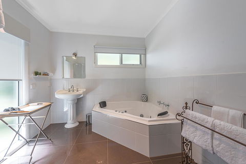 Amelina Cottages - Brisbane Tourism 9