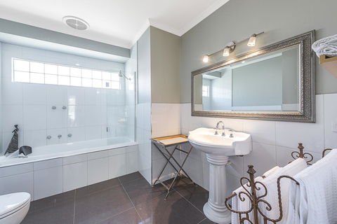 Amelina Cottages - Brisbane Tourism 10