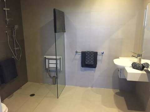 Collins Accommodation - Brisbane Tourism 5
