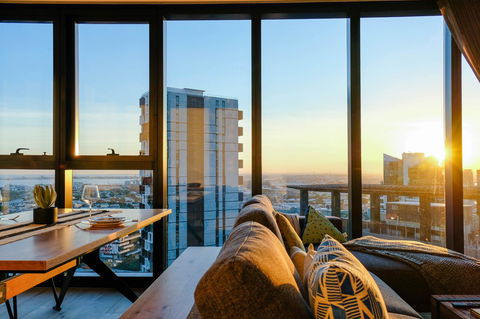 Deluxe Sea Views Apartment - Tourism Brisbane 0