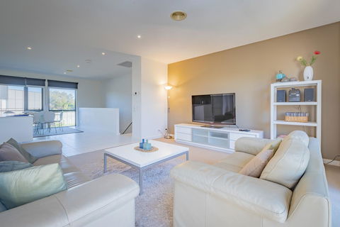 Stylish 3 Bedroom Townhouse - Free Parking - Tourism Brisbane 1