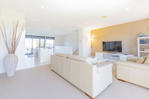 Stylish 3 Bedroom Townhouse - Free Parking - Tourism Brisbane 4