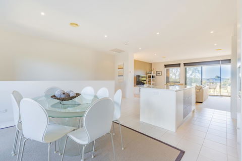 Stylish 3 Bedroom Townhouse - Free Parking - Tourism Brisbane 14