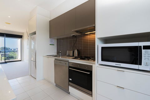 Stylish 3 Bedroom Townhouse - Free Parking - Tourism Brisbane 10