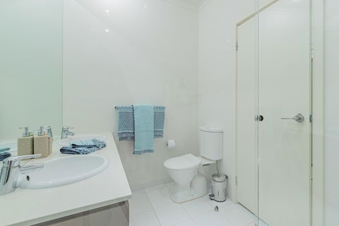 Stylish 3 Bedroom Townhouse - Free Parking - Tourism Brisbane 18