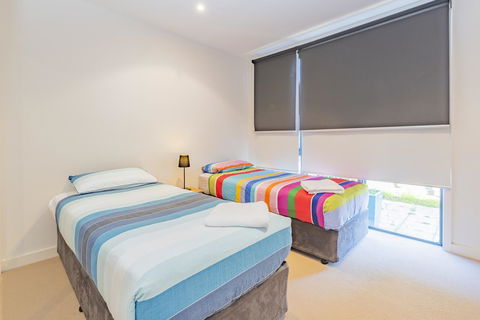 Stylish 3 Bedroom Townhouse - Free Parking - Tourism Brisbane 8