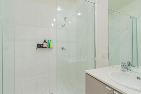 Stylish 3 Bedroom Townhouse - Free Parking - Tourism Brisbane 17