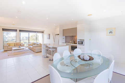 Stylish 3 Bedroom Townhouse - Free Parking - Tourism Brisbane 2