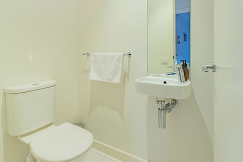 Stylish 3 Bedroom Townhouse - Free Parking - Tourism Brisbane 22