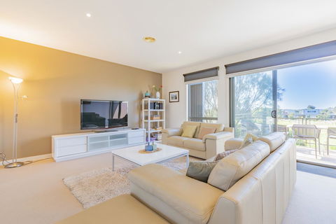 Stylish 3 Bedroom Townhouse - Free Parking - Tourism Brisbane 9