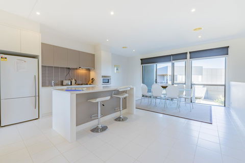 Stylish 3 Bedroom Townhouse - Free Parking - Tourism Brisbane 3