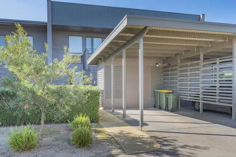 Stylish 3 Bedroom Townhouse - Free Parking - Tourism Brisbane 24
