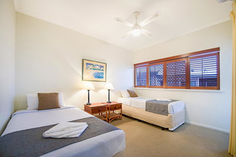 Whale Watch Ocean Beach Resort - Tourism Brisbane 11