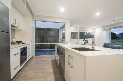 Pool Resort Port Douglas - Brisbane Tourism 40