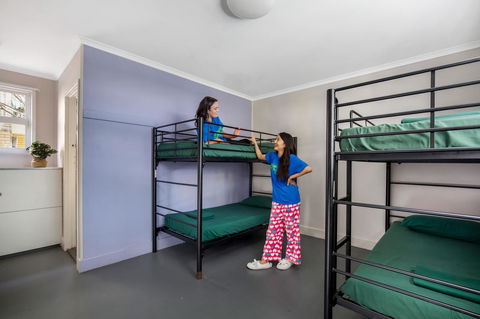 Backpackers In Paradise 18-35 Hostel - Tourism Brisbane 3
