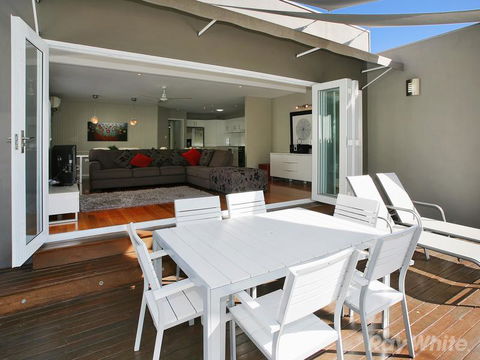 Beach House On Tradewinds Avenue - Brisbane Tourism 2