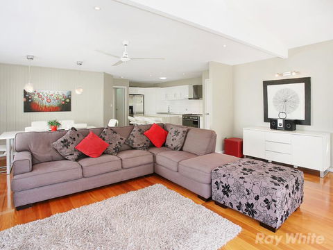 Beach House On Tradewinds Avenue - Brisbane Tourism 3