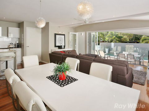 Beach House On Tradewinds Avenue - Brisbane Tourism 5