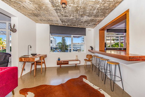 The Pink Hotel Coolangatta - Brisbane Tourism 5