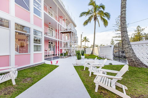The Pink Hotel Coolangatta - Brisbane Tourism 0