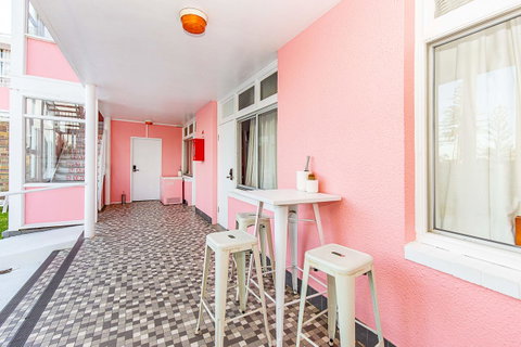 The Pink Hotel Coolangatta - Brisbane Tourism 3