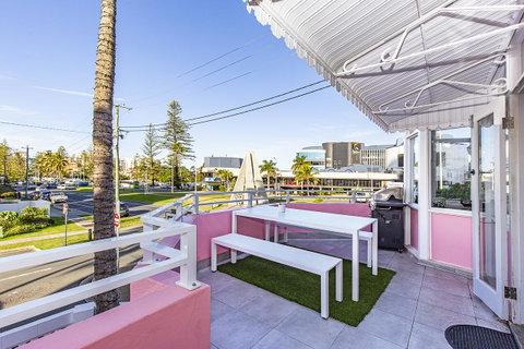 The Pink Hotel Coolangatta - Brisbane Tourism 6