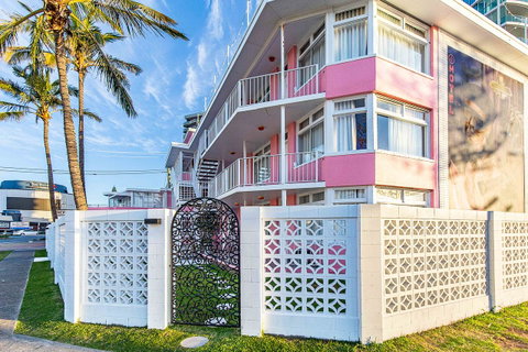 The Pink Hotel Coolangatta - Brisbane Tourism 1