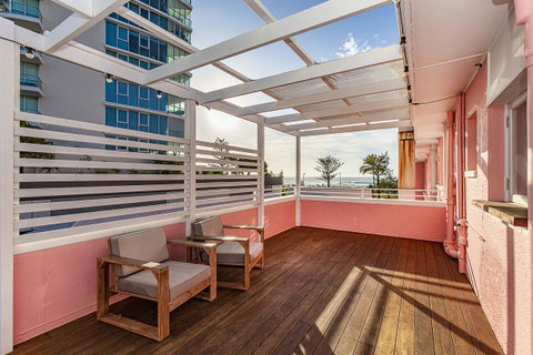 The Pink Hotel Coolangatta - Brisbane Tourism 30