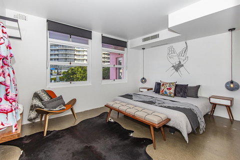 The Pink Hotel Coolangatta - Brisbane Tourism 11