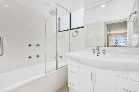 Columbia Beachfront Apartments On Rainbow Bay - Tourism Brisbane 24