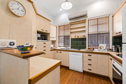Frangipani House - Tourism Brisbane 11