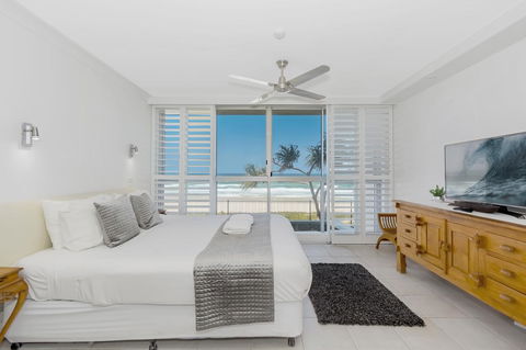 Golden Sands On The Beach - Absolute Beachfront Apartments - Tourism Brisbane 3