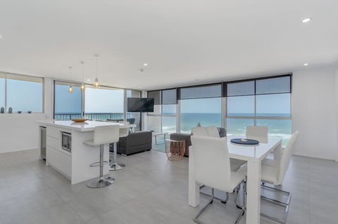 Golden Sands On The Beach - Absolute Beachfront Apartments - Tourism Brisbane 6