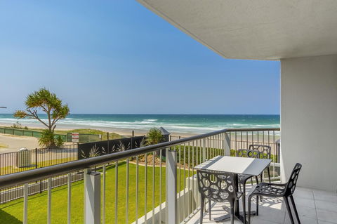 Golden Sands On The Beach - Absolute Beachfront Apartments - Tourism Brisbane 1