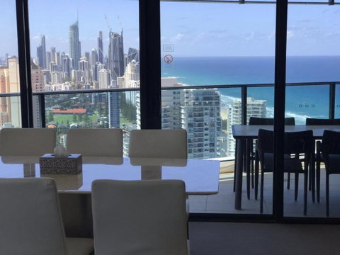 Luxury 3 Bedroom In Heart Of Broadbeach - Brisbane Tourism 12